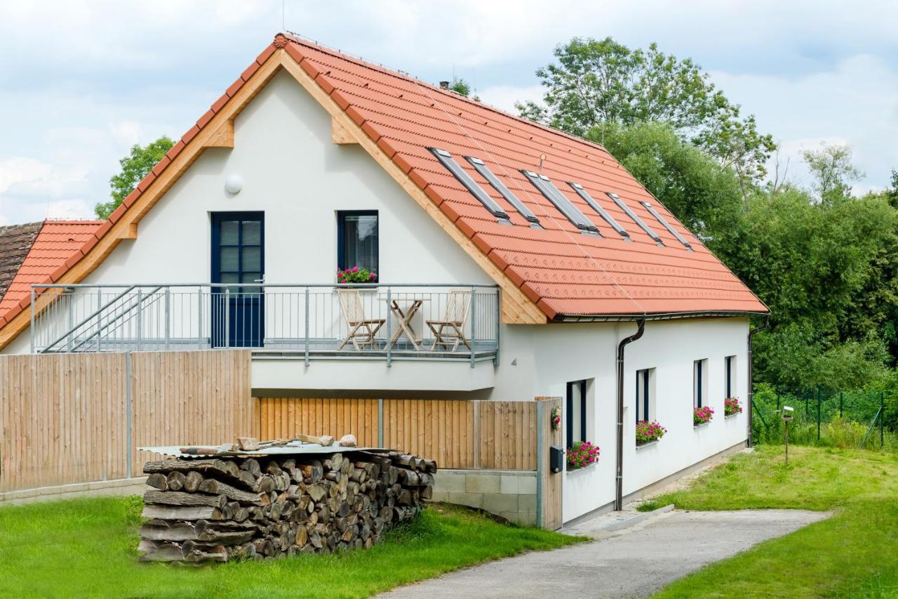 Apartmany Jedovary Trhové Sviny Екстериор снимка
