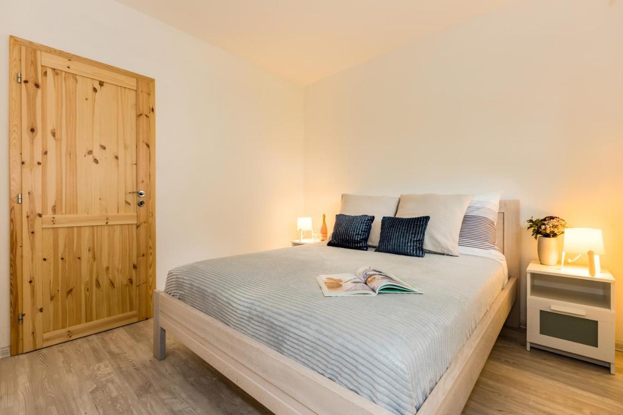 Apartmany Jedovary Trhové Sviny Екстериор снимка